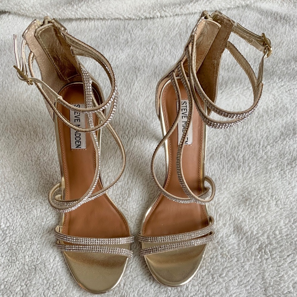 Steve Madden “Fiffi” Sandal in gold - size 7M